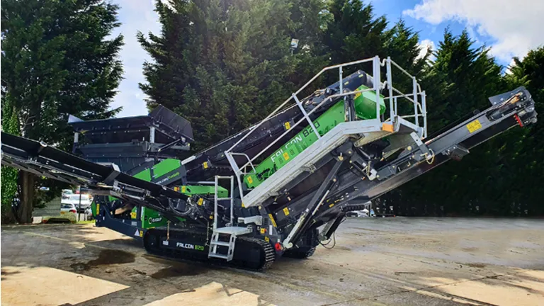 自走式スクリーン Falcon 820のイメージ画像